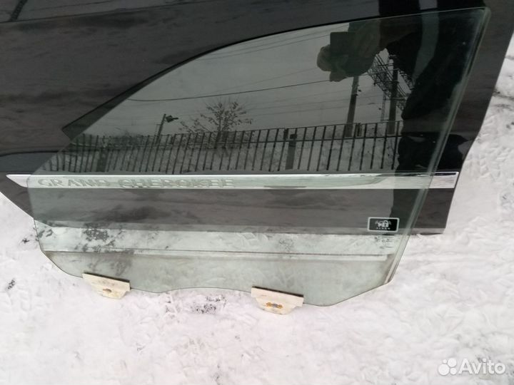 Стекло переднее левое Jeep Grand Cherokee WK2