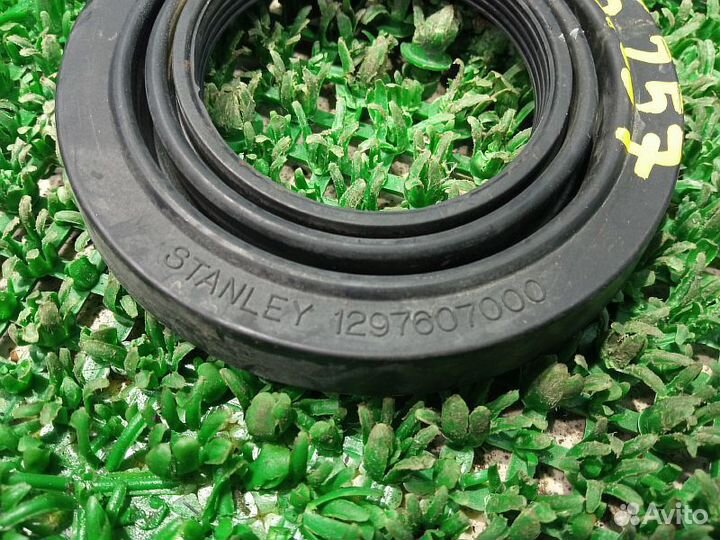 Пыльник фары Mitsubishi Pajero Sport