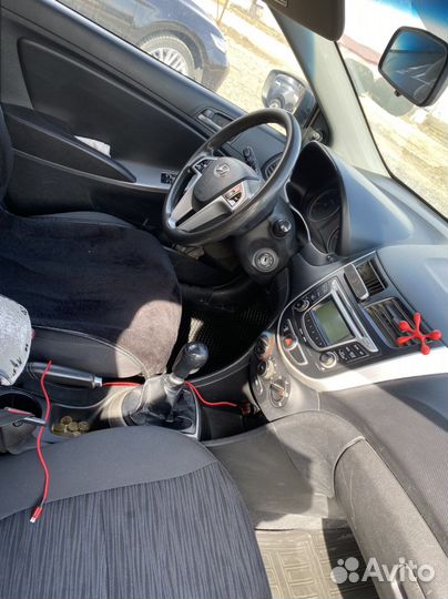 Hyundai Solaris 1.4 МТ, 2014, битый, 300 000 км