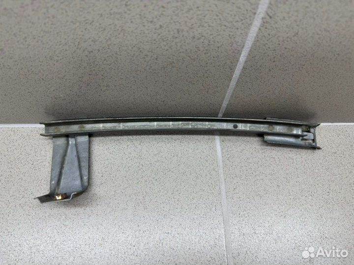 Направляющая стекла двери задняя правая Mitsubishi