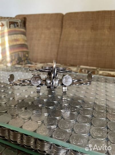 Самолёт сделанный из монет различных номиналов