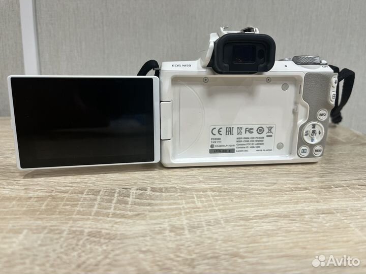 Компактный фотоаппарат canon м50