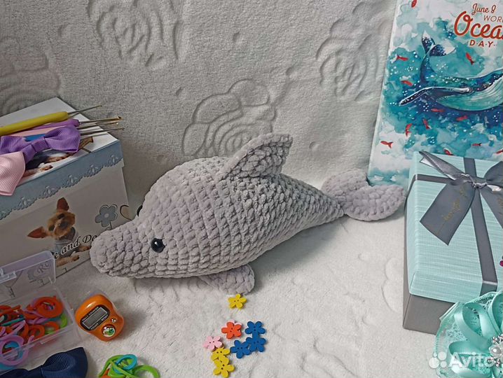 Вязаная игрушка дельфинчик