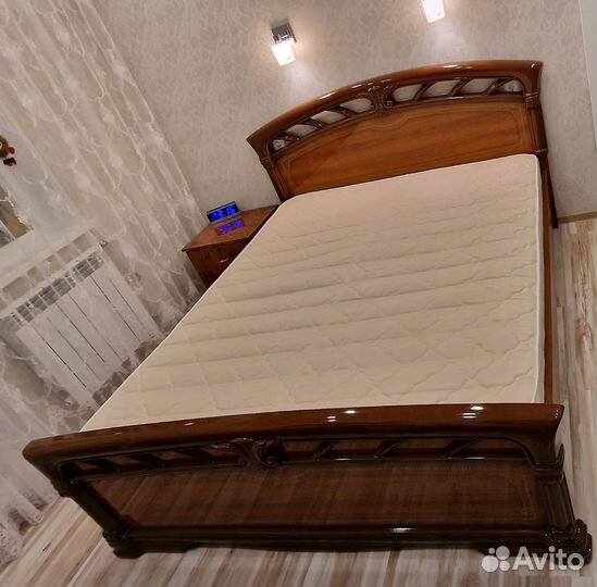 Двуспальная кровать+ тумба