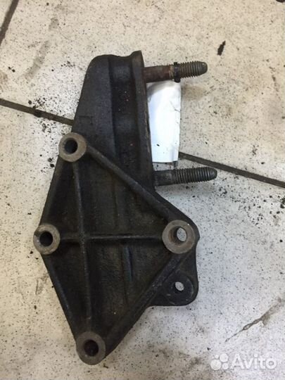Кронштейн двигателя правый Chevrolet Epica