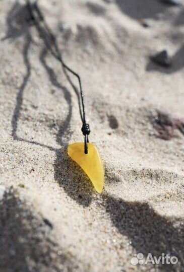 Янтарный кулон Клык