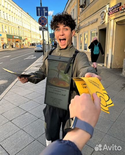 Промоутер с LED - экраном в Москве