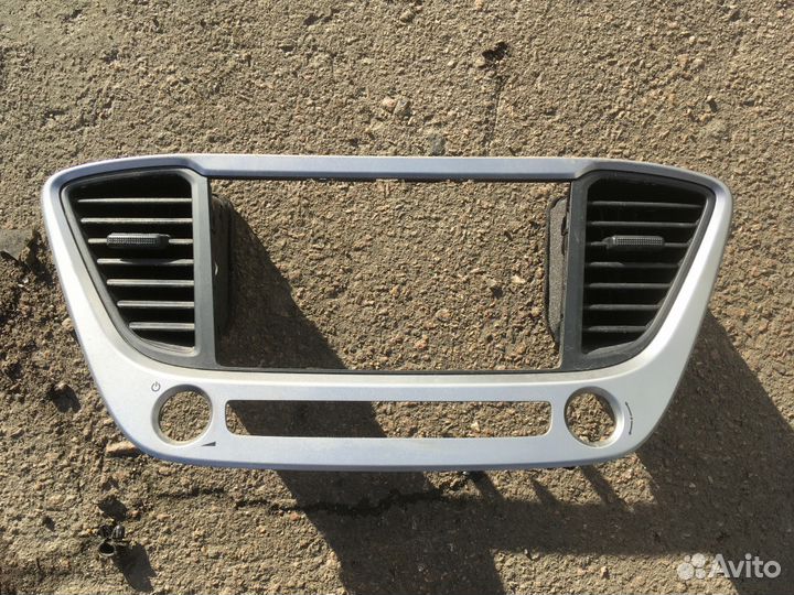 Рамка магнитолы Hyundai Solaris 2