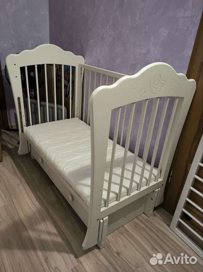Детская кроватка с маятником и ящиком