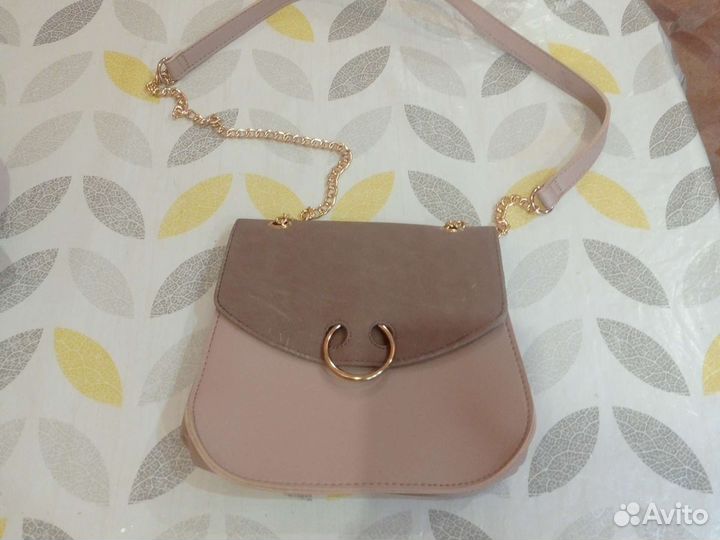 Avon. Декоративная косметика и сумки