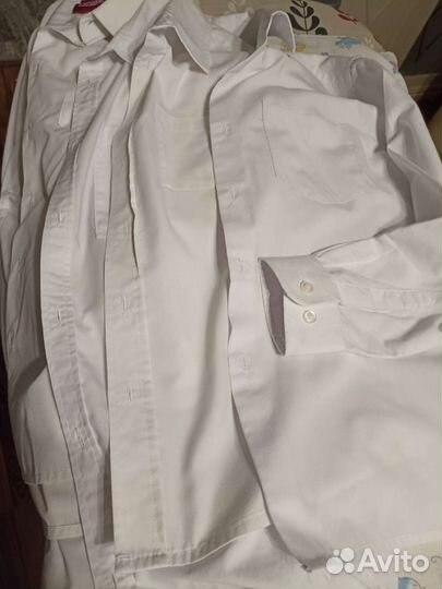Белые и голубые школьные рубашки