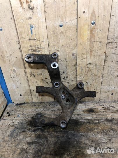 Поворотный кулак задний правый Skoda Octavia A5