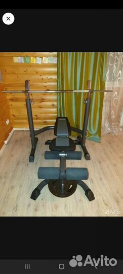 Скамья для жима со стойками и штанга с блинами