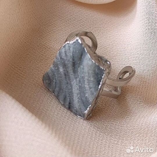 Кольцо с натуральным камнем. Кольцо из камня кварц