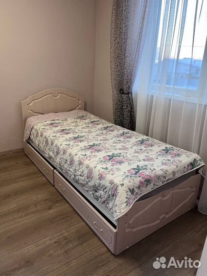 Кровать с матрасом 90*200