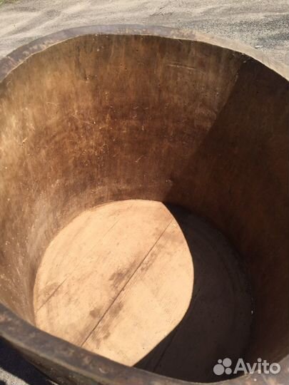 Старинная деревянная бочка и берестяной короб