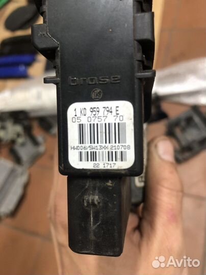 Skoda Octavia A5 Моторчик стеклоподъемника задний