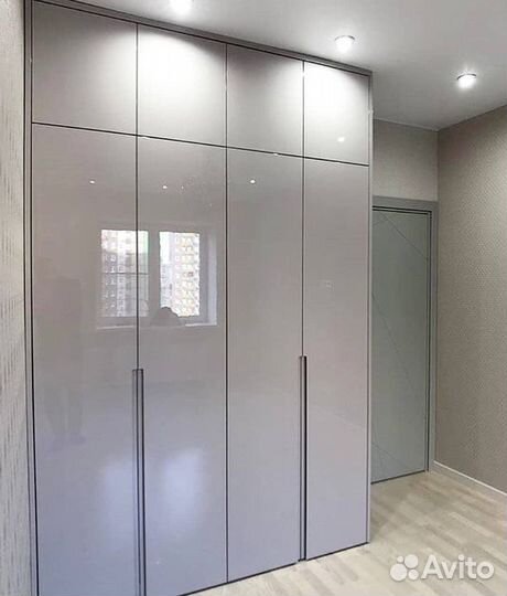 Зеркальный шкаф