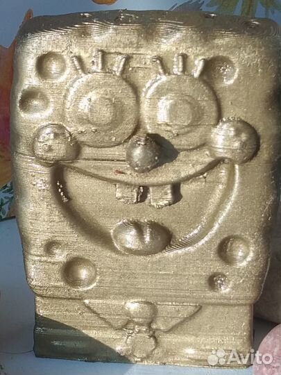 Губка боб фигурка, пластиковый золотого цвета