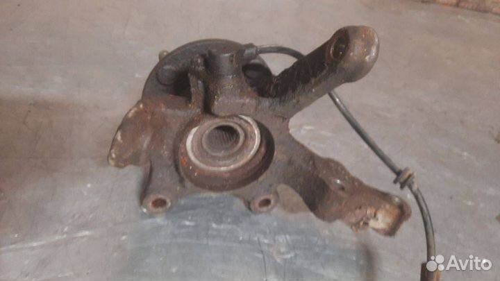 Кулак передний левый Nissan Almera N16 2000