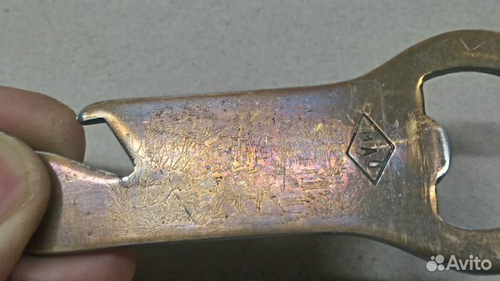 Открывалка для бутылок с клеймом в ромбе 