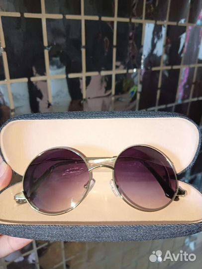 Солнцезащитные очки в футляре новые