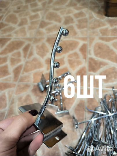 Кронштейн для одежды с креплением к стене. крючки