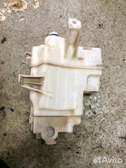 Бачок омывателя Тойота Раф4 4куз 2012-2015год