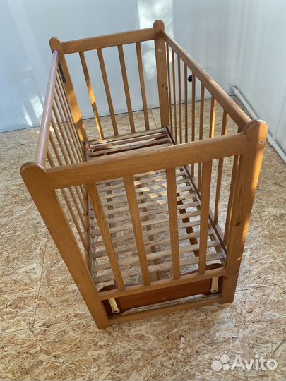 Детская кроватка с маятником