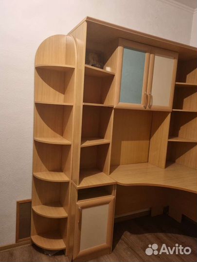 Рабочий стол для школьника, шкаф