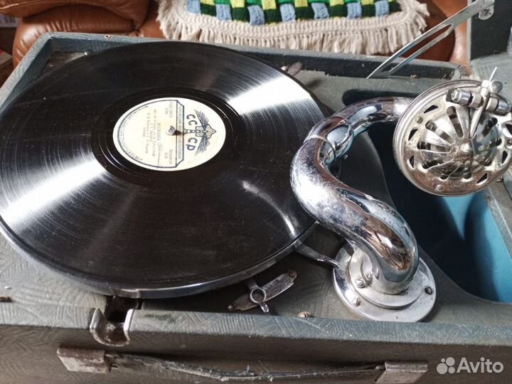 Старинный патефон