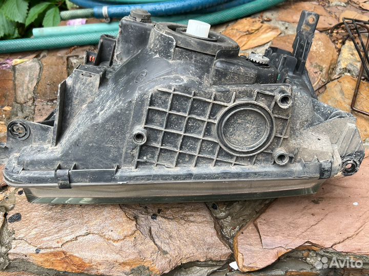 Фара передняя правая на Toyota Land Cruiser