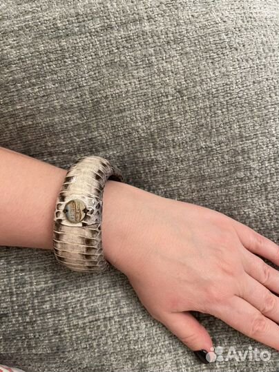 Браслеты (кожа рептилий), колье (камни, металл)