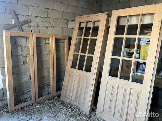 Деверянные двери и окно