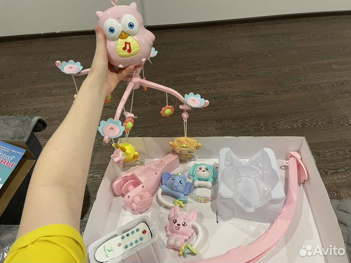 Рабочий Мобиль в кроватку розовый с пультом