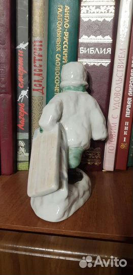 Фарфоровая статуэтка мальчик с санками