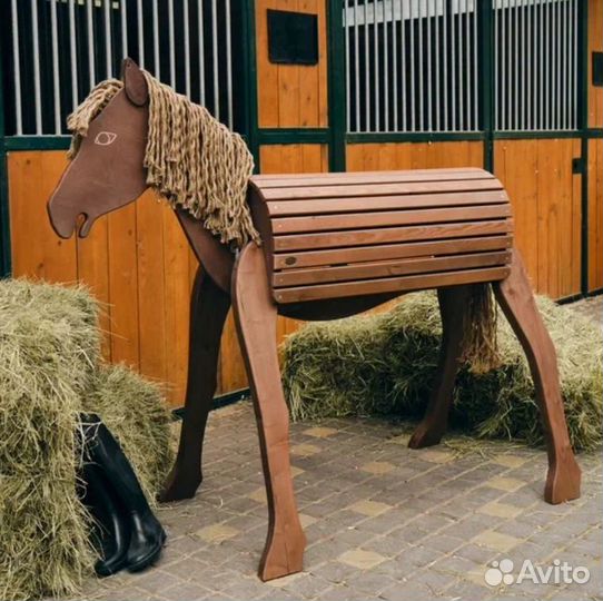 Скульптура деревянной лошадки