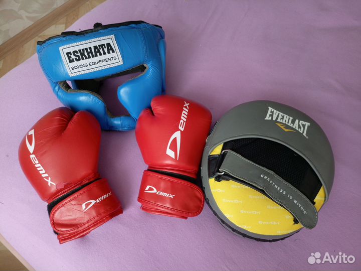 Боксерские перчатки, лапа и шлем