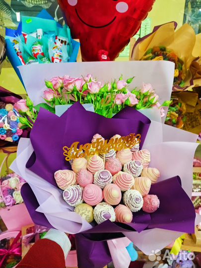 Клубника в шоколаде с цветами