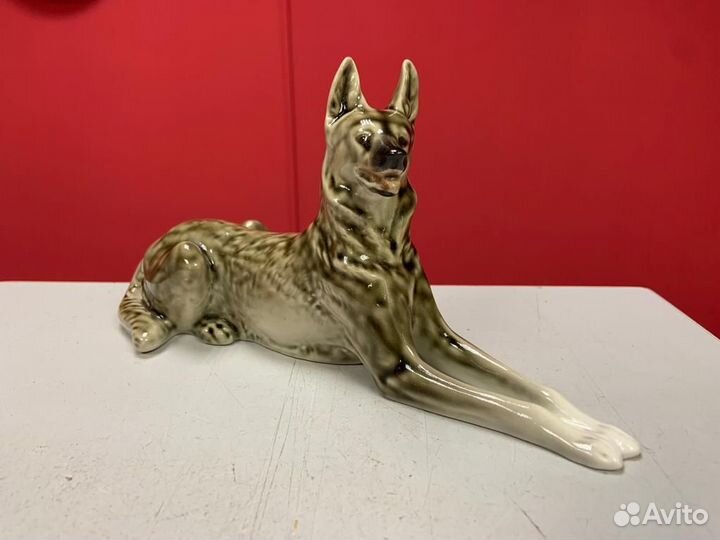 Фарфоровая статуэтка 