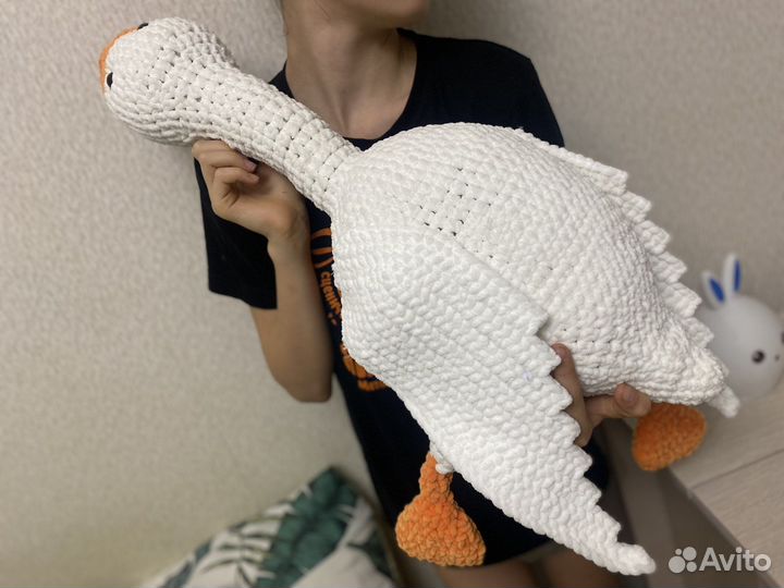 Гусь обнимусь вязаный