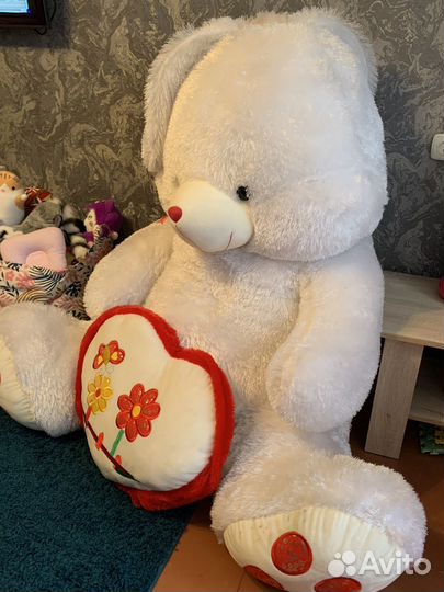 Большой плюшевый заяц