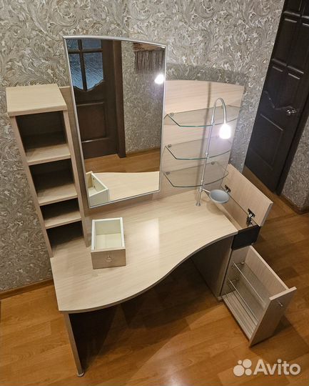 Стол для макияжа