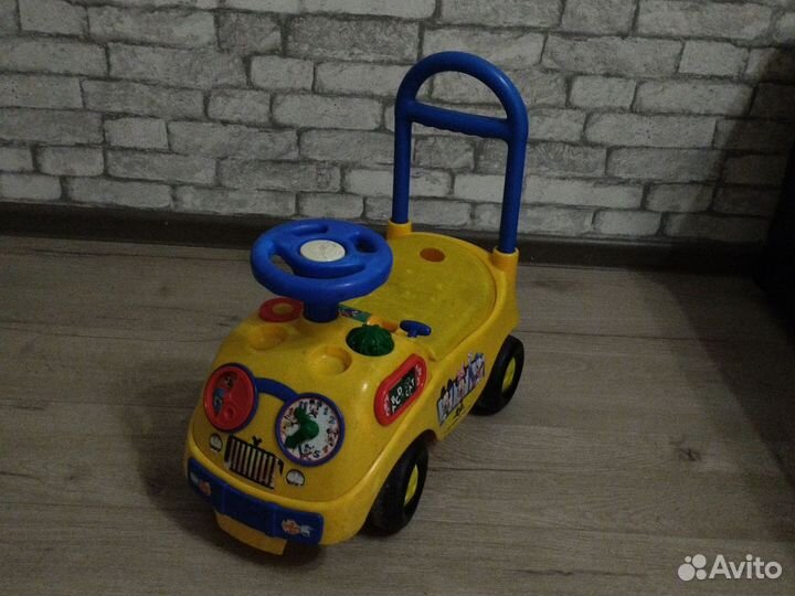 Детская машинка каталка с ручкой
