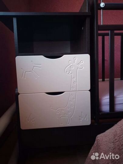 Детская кроватка с маятником