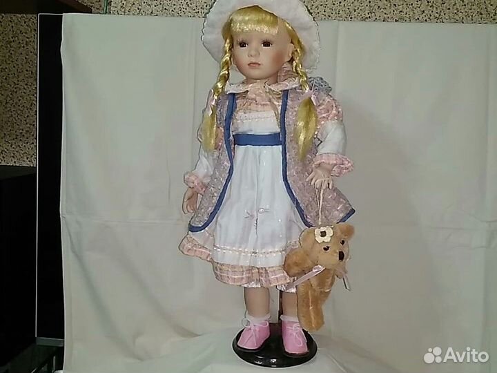 Кукла фарфоровая