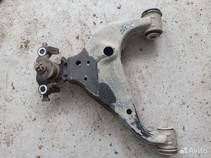 Рычаг передний левый нижний Тойота Хайлюкс 8 1GD-F