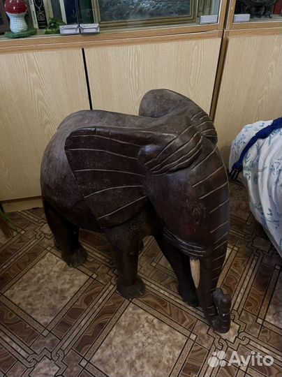 Фигура слона из цельного куска красного дерева
