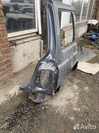 Заднее крыло правое на subaru forester sf 5