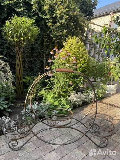 Подставка для цветов металлическая